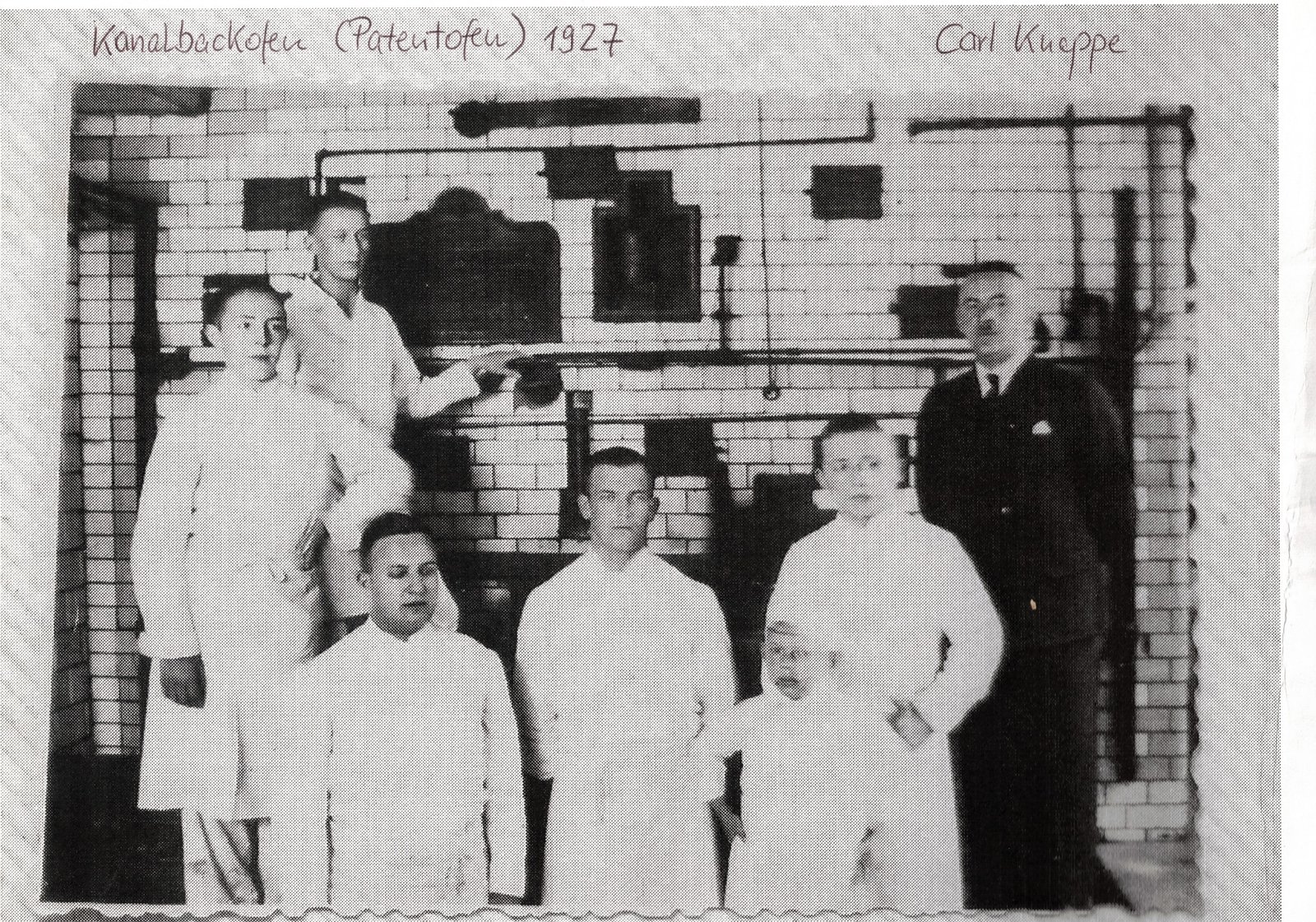 Carl Knappe mit Mitarbeitern am Kanalbackofen